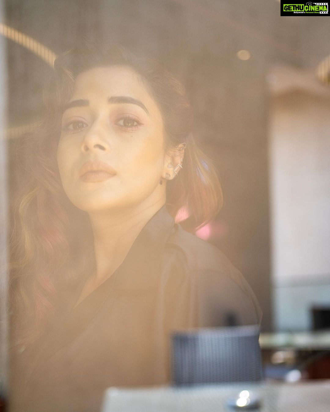 Tina Datta Instagram - Mausam hai bada hi suhana, Lage pyaara sa ruhana… Yuh lamho ki baaton mein, Dil ne dekha saawan mein sitaro ka chamakna!! . . . #EklaChaloRe #WarriorPrincess #TinaKaStyle #fashion #style #lookbook #stylefile #weekend #partymood #monsoon #tinadatta