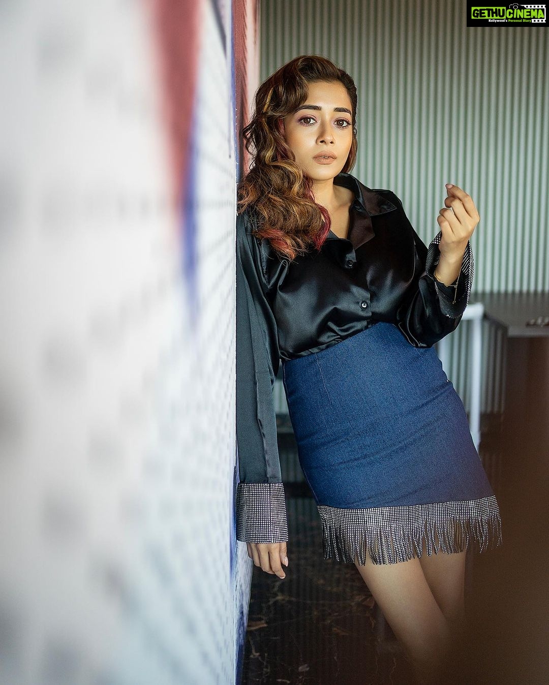 Tina Datta Instagram - Mausam hai bada hi suhana, Lage pyaara sa ruhana… Yuh lamho ki baaton mein, Dil ne dekha saawan mein sitaro ka chamakna!! . . . #EklaChaloRe #WarriorPrincess #TinaKaStyle #fashion #style #lookbook #stylefile #weekend #partymood #monsoon #tinadatta