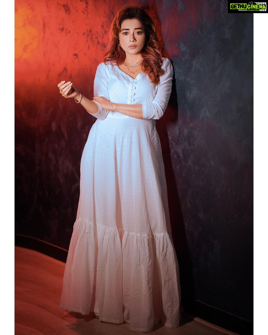 Tina Datta Instagram - As white as pearls, Hair left with no curls. Little dance with twirls, Why have the rains gone blurr? . . . #EklaChaloRe #WarriorPrincess #TinaKaStyle #fashion #style #instagood #lookbook #stylefile #drawthisinyourstyle #tinadatta