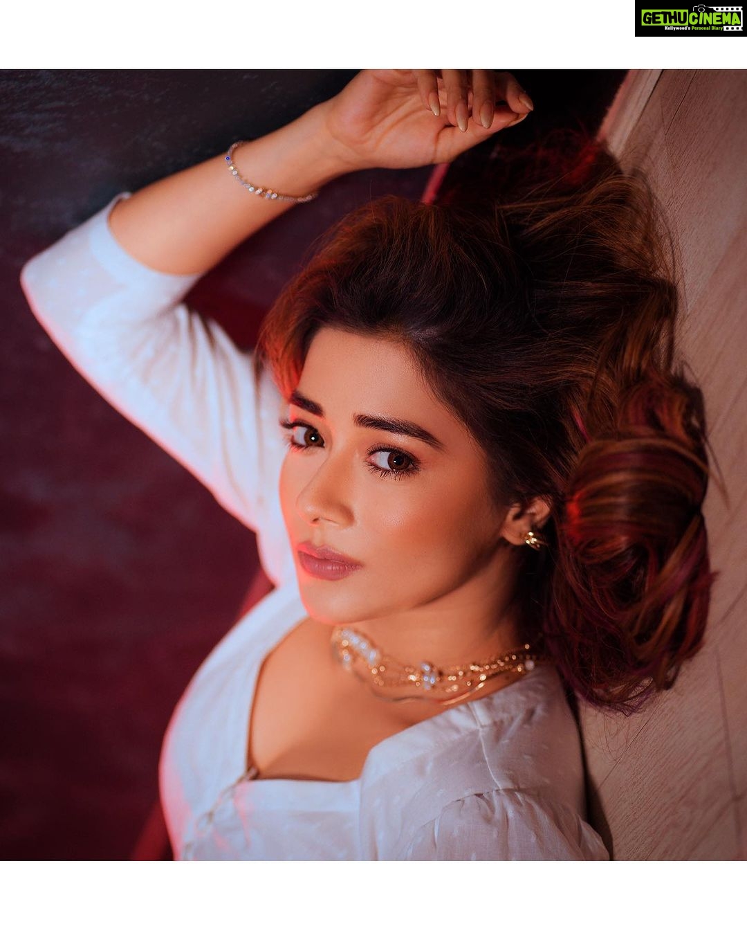 Tina Datta Instagram - As white as pearls, Hair left with no curls. Little dance with twirls, Why have the rains gone blurr? . . . #EklaChaloRe #WarriorPrincess #TinaKaStyle #fashion #style #instagood #lookbook #stylefile #drawthisinyourstyle #tinadatta