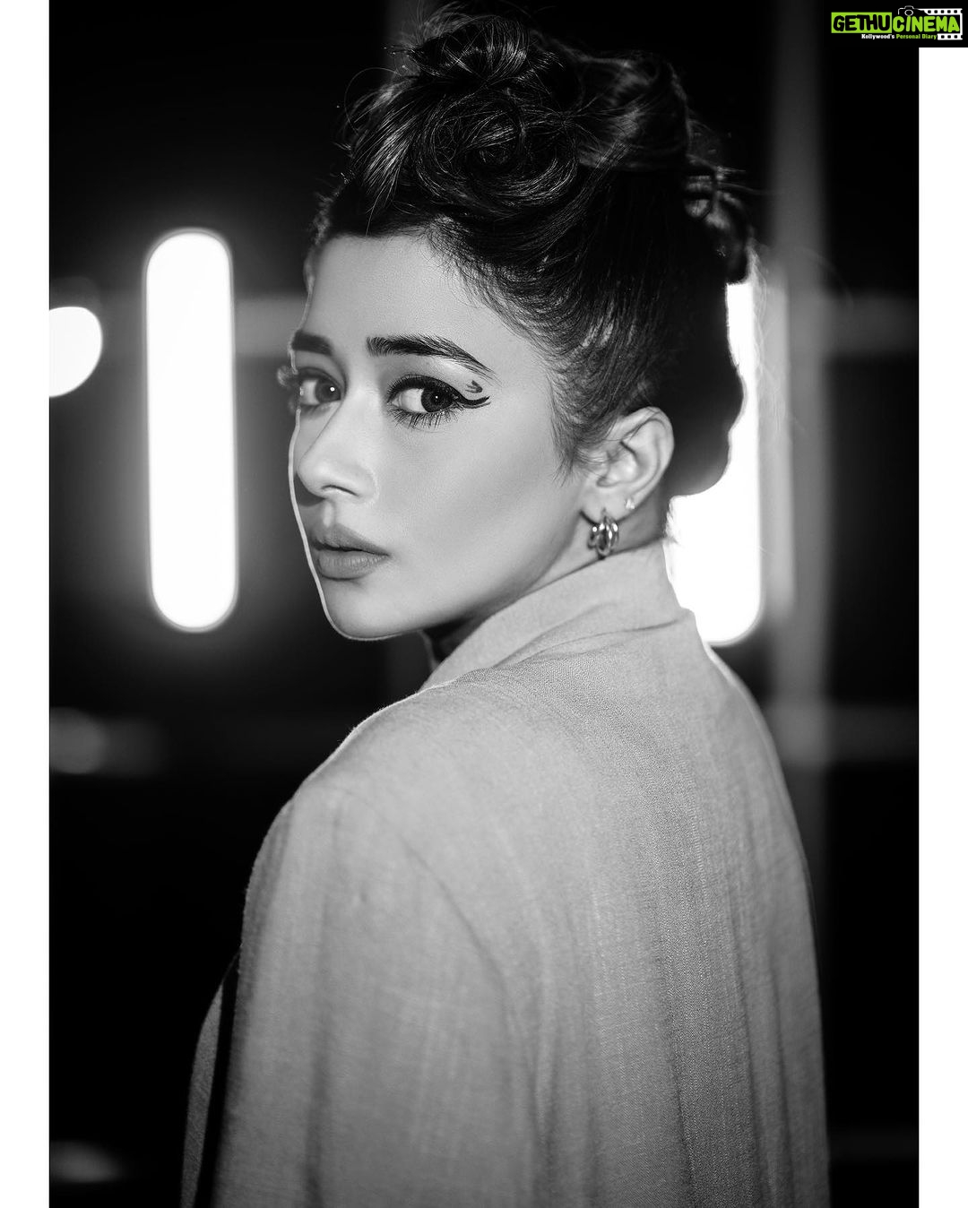 Tina Datta Instagram - I often wonder, Why the skies thunder? Is that some blunder? Ohh, I often wonder!! Clapping at my own poems... . . . #EklaChaloRe #WarriorPrincess #TinaKaStyle #fashion #style #ootd #ootdfashion #stylefile #tinadatta