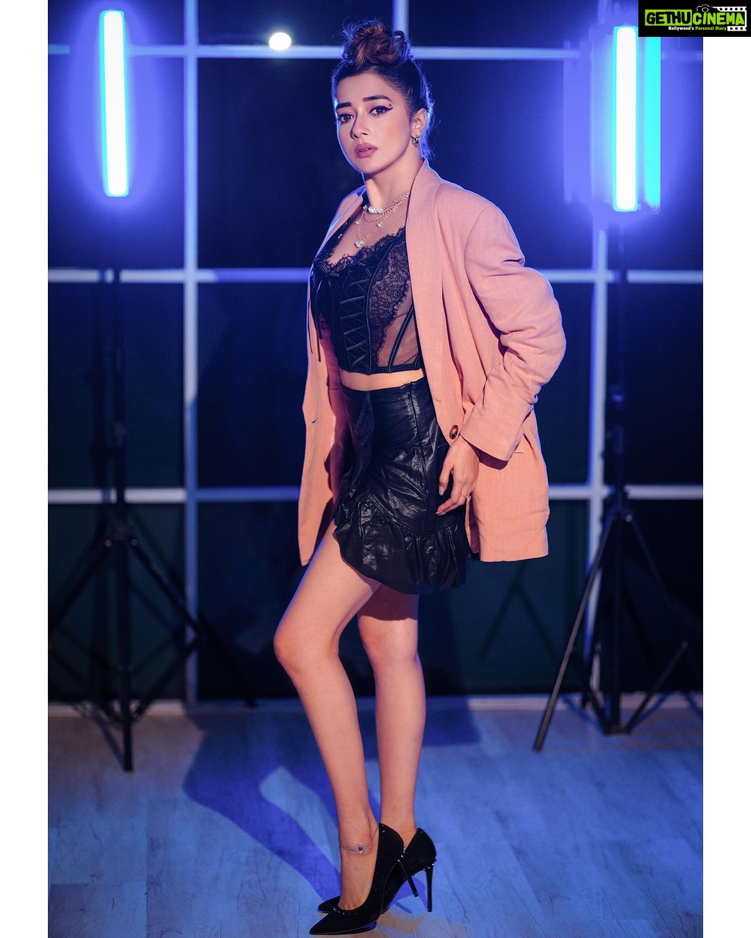 Tina Datta Instagram - I often wonder, Why the skies thunder? Is that some blunder? Ohh, I often wonder!! Clapping at my own poems... . . . #EklaChaloRe #WarriorPrincess #TinaKaStyle #fashion #style #ootd #ootdfashion #stylefile #tinadatta