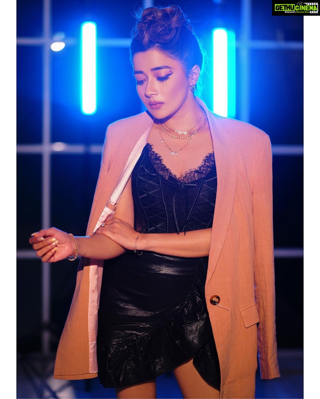 Tina Datta Instagram - I often wonder, Why the skies thunder? Is that some blunder? Ohh, I often wonder!! Clapping at my own poems... . . . #EklaChaloRe #WarriorPrincess #TinaKaStyle #fashion #style #ootd #ootdfashion #stylefile #tinadatta