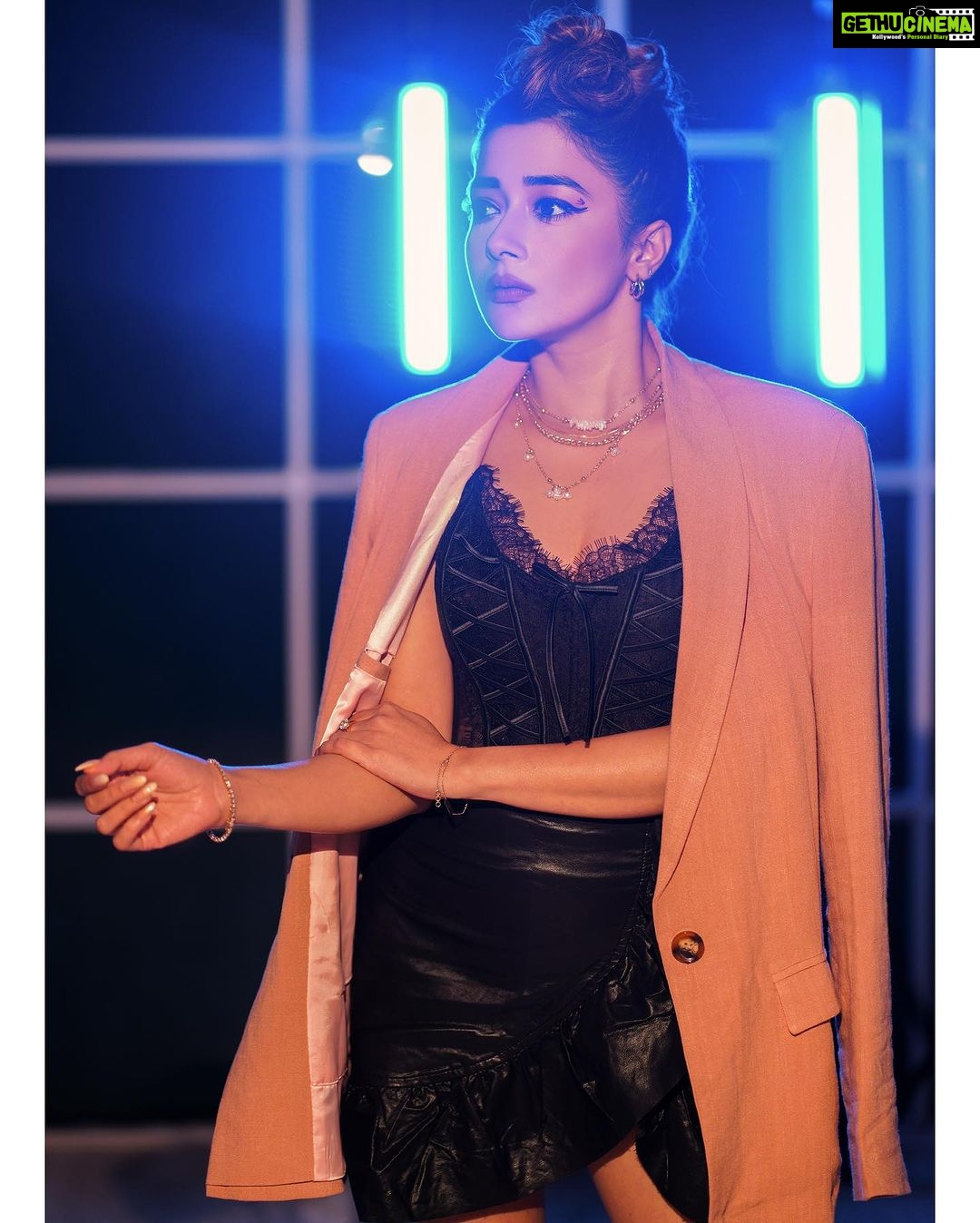 Tina Datta Instagram - I often wonder, Why the skies thunder? Is that some blunder? Ohh, I often wonder!! Clapping at my own poems... . . . #EklaChaloRe #WarriorPrincess #TinaKaStyle #fashion #style #ootd #ootdfashion #stylefile #tinadatta