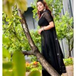 Tina Datta Instagram - Aa gaya hai Surili ki life mein bohat bada toofan; aur inn saari musibaton ke beech ek pyaari si khoosh khabar. Par kya kar paayegi Surili inn khatron ka saamna? Dekhna hoga bohat dilchasp. Toh dekhte rahiye #HumRaheNaRaheHum, Monday-Friday raat 9:00 baje @sonytvofficial par. . . . . @swastikproductions @rahultewary @sktorigins @g3gill #SomvaarWithSurili #EklaChaloRe #WarriorPrincess #sonyentertainmenttelevision #gratitude #instagood #surili #instadaily #tinadatta