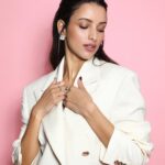 Tripti Dimri Instagram – When you want to flaunt your winter nails 😉

Styled by @tanghavri 
Make up by @makeupwali 
Hair by @hairbysurekhan