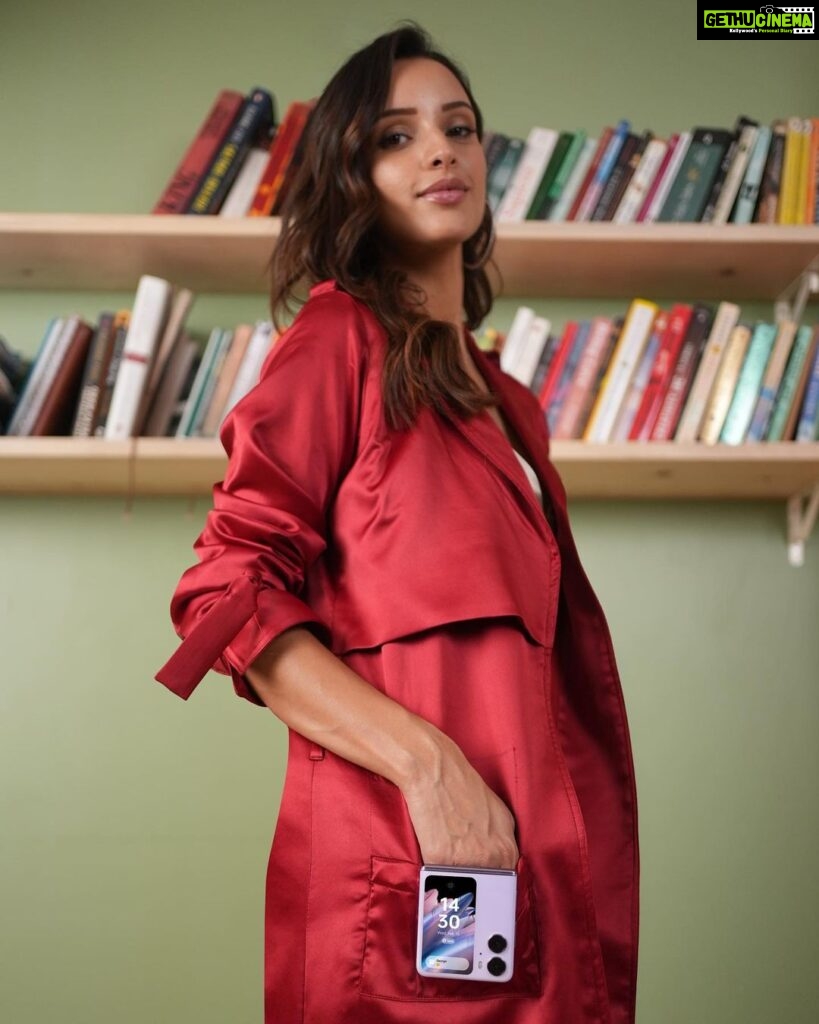 Tripti Dimri Instagram - Who says high tech and high fashion can't meet? The #OPPOFindN2Flip fits in (and even on) every pocket! #BestFlipPhone #OhSnap #SeeMoreInASnap @oppoindia