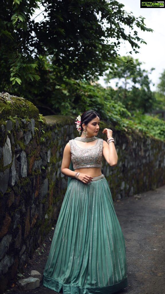 Vaidehi Parashurami Instagram - Monday mood…🌸 #behindthescenes #photoshoot #indianlook #lehenga #ethnicwear #gajra