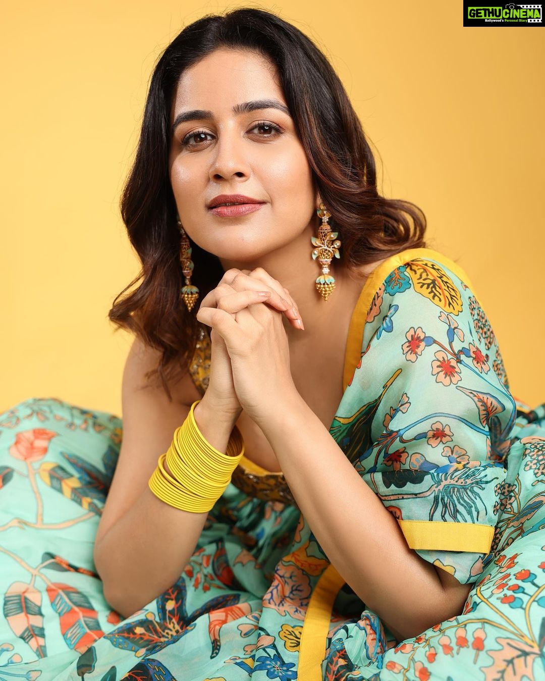 Vaidehi Parashurami Instagram - To new beginnings! ✨ Outfit by @aayushimaniarofficial Jewellery by @shillpapuriidesignerjewellery Styled by @nehachaudhary_ Hair by @hairstylist_vaishali Makeup by @vinayak_makeup Personal assistant @misaw_holic Captured by @shrutisbagwe Managed by @prernaasuryawanshi Assisted by @poojatayde