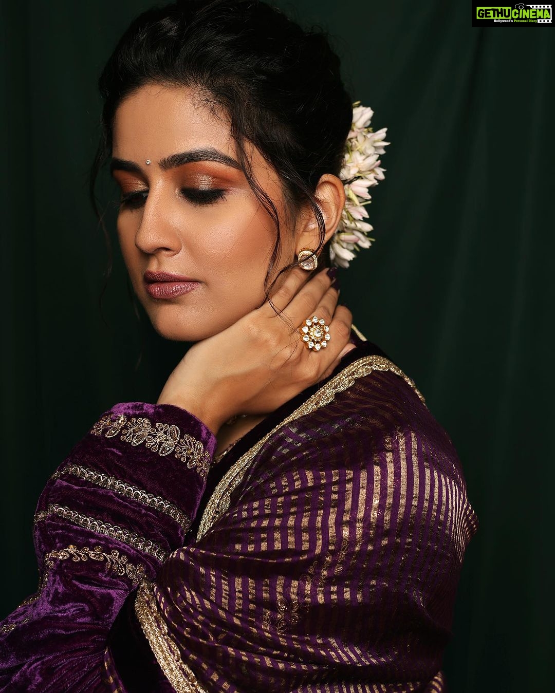 Vaidehi Parashurami Instagram - ЁЯЗоЁЯЗ│ рд╕реНрд╡рд╛рддрдВрддреНрд░реНрдпрд╛рджрд┐рди рд╡рд┐рд╢реЗрд╖ ЁЯЗоЁЯЗ│ тАШрдореА рд╣реЛрдгрд╛рд░ рд╕реБрдкрд░рд╕реНрдЯрд╛рд░ - рдЫреЛрдЯреЗ рдЙрд╕реНрддрд╛рдж рдкрд░реНрд╡ реитАЩ рд╢рдирд┐рд╡рд╛рд░ рдЖрдгрд┐ рд░рд╡рд┐рд╡рд╛рд░ рд░рд╛рддреНрд░реА реп рд╡рд╛рдЬрддрд╛, рдлрдХреНрдд @star_pravah рд╡рд░ Outfit by @shalkii_official Jewellery by @pichola.co Footwear by @essemmaccessories Styled by @sayali_vidya Assisted by @wranshaaayyy @shruti._.y Hair by @nilampatel12 Makeup by @vinayak_makeup Personal Assistant @mr.asalm_khan_46 Managed by @prernaasuryawanshi Assisted by @poojatayde Captured by @shrutisbagwe