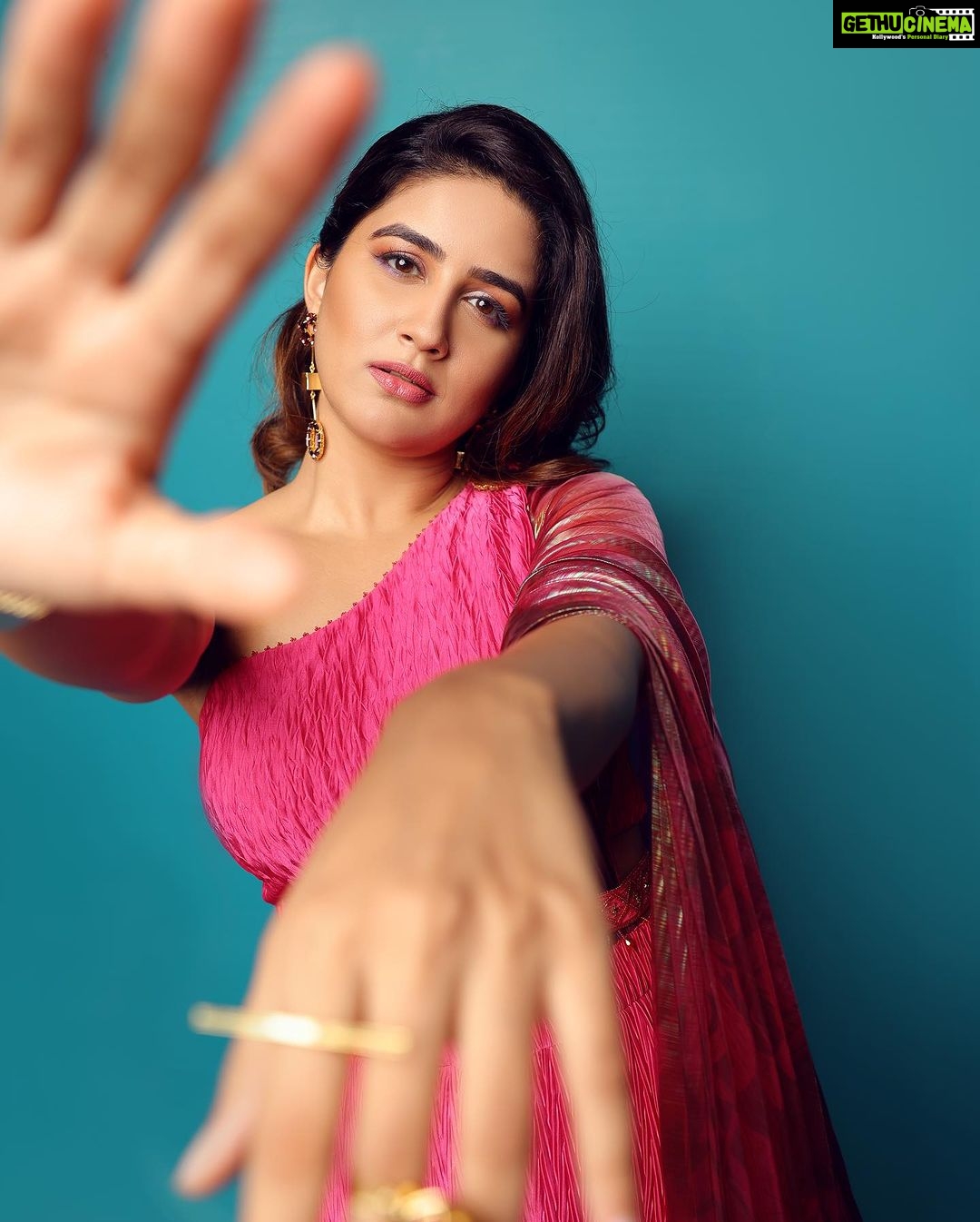 Vaidehi Parashurami Instagram - ‘मी होणार सुपरस्टार - छोटे उस्ताद पर्व २’ शनिवार आणि रविवार रात्री ९ वाजता, फक्त @star_pravah वर Outfit by @showshaa Jewellery by @hetalshahofficial Footwear by @londonrag_in Styled by @sayali_vidya Assisted by @wranshaaayyy @shruti._.y Hair by @nilampatel12 Makeup by @vinayak_makeup Personal Assistant @mr.asalm_khan_46 Managed by @prernaasuryawanshi Assisted by @poojatayde Captured by @shrutisbagwe