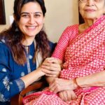 Vaidehi Parashurami Instagram - These are a few of my special Do Gubbare moments filled with love and happiness! 🎈🎈 Blessed to have her in my life… My friend, philosopher & guide in the truest sense… Aaji! ♥️ I nominate @anu_karwe @mayurajo @uttarajo @apoorvajo @manasi_ranade @sajirid to share their special Do Gubbare moment! #dogubbare