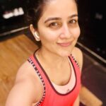 Vaidehi Parashurami Instagram - Presenting to you a series of selfies that usually don’t make it to Instagram! “The gym changing room selfie” #fridayfeels #nevermissaworkout #happyweekend #healthyweekend