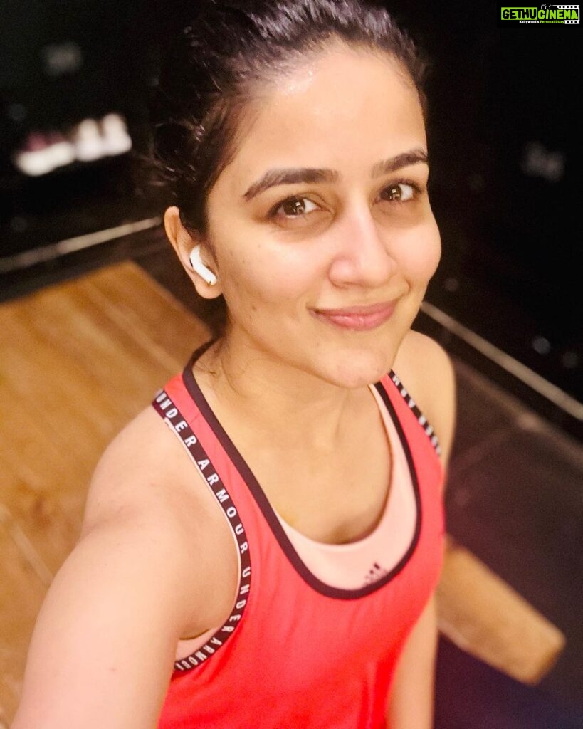 Vaidehi Parashurami Instagram - Presenting to you a series of selfies that usually don’t make it to Instagram! “The gym changing room selfie” #fridayfeels #nevermissaworkout #happyweekend #healthyweekend