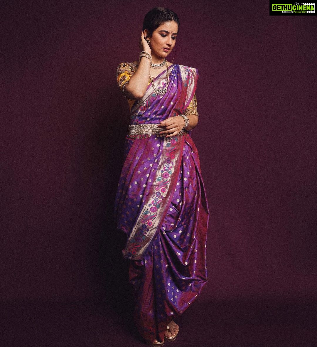 Vaidehi Parashurami Instagram - ॰आषाढी एकादशी विशेष॰ ‘मी होणार सुपरस्टार - छोटे उस्ताद पर्व २’ शनिवार आणि रविवार रात्री ९ वाजता, फक्त @star_pravah वर Outfit by @royaltasta Jewellery by @kankshinistudio Footwear by @essemmaccessories Styled by @sayali_vidya Assisted by @wranshaaayyy Hair by @seemaaofficial Make up by @vinayak_makeup Personal Assistant @mr.asalm_khan_46 Managed by @prernaasuryawanshi Assisted by @poojatayde #mihonarsuperstarchhoteustad #starpravah #anchor #vaidehiparashurami #lovemyjob