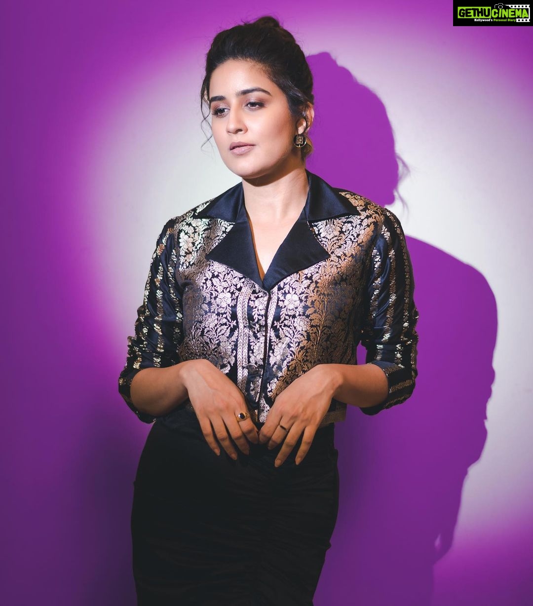 Vaidehi Parashurami Instagram - ये एक ज़िन्दगी काफ़ी नहीं है… Styled by @akankshakawediastyle Outfit by @shriyasinghi.co Jewellery by @viariaccessories Heels by @monrowshoes Clicked by @thepolaroid8 Hair by @nilampatel12 Makeup by @seemaaofficial Personal Assistant @mr.asalm_khan_46 Managed by @prernaasuryawanshi Assisted by @poojatayde