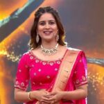 Vaidehi Parashurami Instagram - ‘आजही लेक इथली सांगे अद्भुत शौर्याचं नातं, इथे जाहली माता जिजाऊ अन् मनकर्णिकेच्या तलवारीचं इथे तळपलं पातं’... राजमाता जिजाऊ आणि झाशीची राणी लक्ष्मीबाई यांच्या पुण्यतिथी निमित्ताने वैदेहीने सादर केली कविता.... ‘मी होणार सुपरस्टार-छोटे उस्ताद २’ शनि-रवि रा. ९:०० वा. Star प्रवाह वर... #MiHonarSuperstar #ChhoteUstad2 #StarPravah @sachin.pilgaonkar @adarshshinde @vaishalisamant @thessarapalekar @parashuramivaidehi