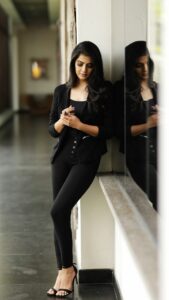 Varalaxmi Sarathkumar Instagram - “Strong Women don’t have Attitudes..
We have Standards”
Marilyn Monroe

Have a fantastic weekend..!!sending you loads of love and kisses..!!! ❤️❤️❤️❤️😘😘😘😘

Styled by @jayalakshmisundaresan 
Makeup by @vikrammittal5 
Hair by @sridhar.hair 
Asst @k.prabu.1993 @soniya_sri_np 
Shot by @kiransa 
#happyvibes #weekend #saturday #saturdayvibes 
#strong #independent #loveyourself #women 
#instagood #instagram #instareels 
#trendingreels #trending #trendingsongs #black #blackvibes #blacksuit