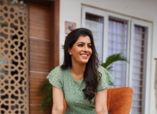 Varalaxmi Sarathkumar Instagram - Any excuse to dance.. And this reason is an awesom one.. #2million #followers Thank you so much for all the love ❤️ u shower on me..I do this just to see u guys smile and enjoy urselves..that makes me happy.. Sharing all this with u guys makes me feel more connected and closer to you all..a little part of me out there for u to witness.. will continue to make u all proud.. Love you all so much..❤️❤️❤️😘😘😘 Sending you all bigs hugs and kisses all the way.. #love #fans #fanfamily #reelsinstagram #reels #lovemyjob #lovemylife #reelfamily #dance #happy #fun #gratitude #blessed #grateful #trending #instagramfamily #instalove
