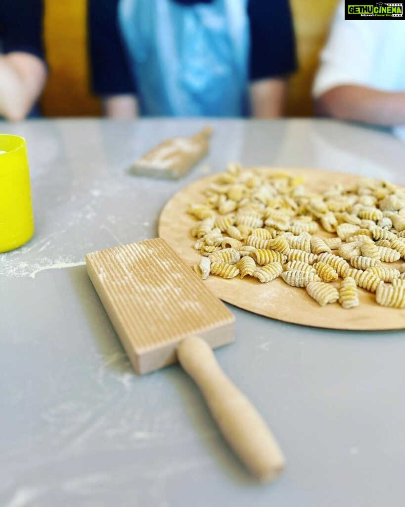 Varun Tej Instagram - Made pizza & pasta from scratch! Best that I’ve ever had 😉 Officially a pizzaiolo 🤌🏽 🇮🇹 👨🏽‍🍳 #cookingclass #italy Rome, Italy
