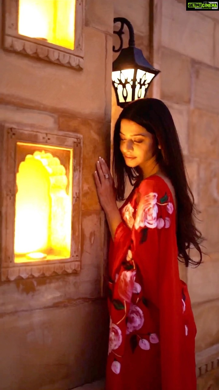 Vedhika Instagram - @gobindgarhjaisalmer There is a desert I long to be walking 🏜🐪 #Jaisalmer #Rajasthan #India #incredibleindia #desert Shot by @desert_photographer Direction 🙋♀️ Outfit @picchika Jaisalmer - The Golden Heaven