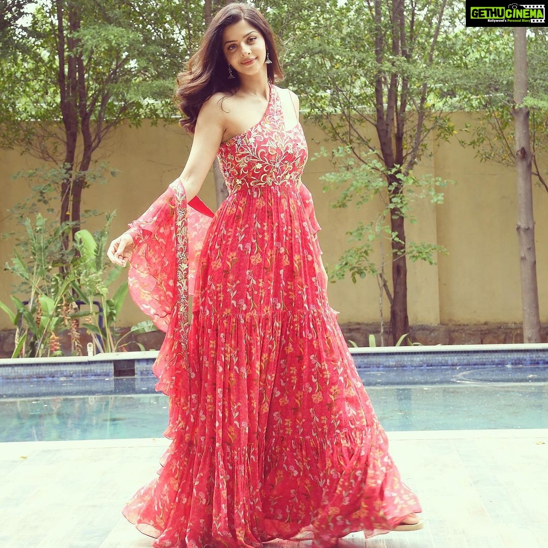 Vedhika Instagram - 🌷 Wearing @silkybindraofficial