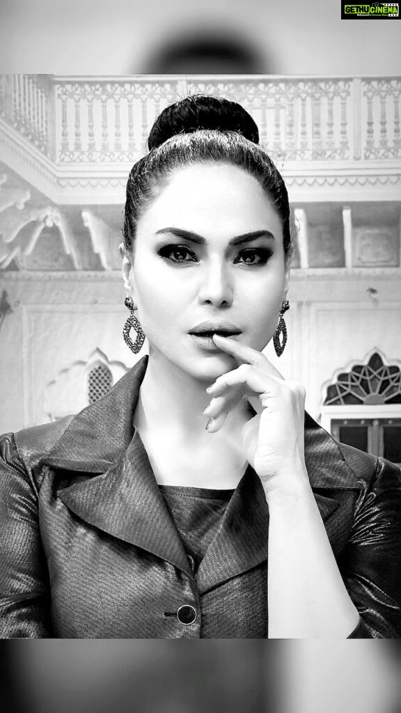 Veena Malik Instagram - #veenamalik #🖤