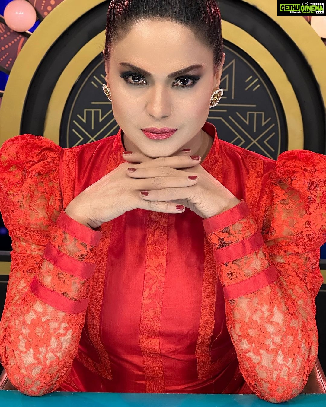 Veena Malik Instagram - #veenamalik #mastiyan #onset #♥