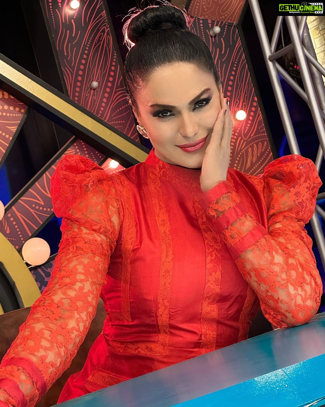 Veena Malik Instagram - #veenamalik #mastiyan #onset #♥