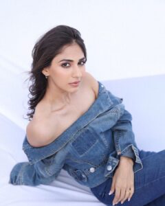 Vidhi Pandya Instagram - Are you making choices from a place of fear? Or a place of courage? ⛈️🧿 #beuniquelyyou #love