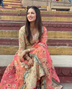 Vidisha Instagram - Let me show you a glimpse of a place where you’ll always manage to find serenity in the middle of chaos. ‘The ghats of Ganges ’ in the oldest living city, my city ‘Varanasi’ (Benaras).
.
.
#ganges #auspicious #varanasigirl #vidisha #ghatsofvaranasi #ghats #travel #serene #vidishasrivastava