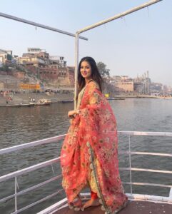 Vidisha Instagram - Let me show you a glimpse of a place where you’ll always manage to find serenity in the middle of chaos. ‘The ghats of Ganges ’ in the oldest living city, my city ‘Varanasi’ (Benaras).
.
.
#ganges #auspicious #varanasigirl #vidisha #ghatsofvaranasi #ghats #travel #serene #vidishasrivastava