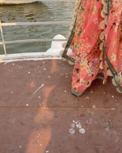 Vidisha Instagram - Let me show you a glimpse of a place where you’ll always manage to find serenity in the middle of chaos. ‘The ghats of Ganges ’ in the oldest living city, my city ‘Varanasi’ (Benaras).
.
.
#ganges #auspicious #varanasigirl #vidisha #ghatsofvaranasi #ghats #travel #serene #vidishasrivastava