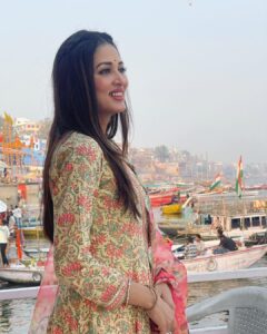 Vidisha Instagram - Let me show you a glimpse of a place where you’ll always manage to find serenity in the middle of chaos. ‘The ghats of Ganges ’ in the oldest living city, my city ‘Varanasi’ (Benaras).
.
.
#ganges #auspicious #varanasigirl #vidisha #ghatsofvaranasi #ghats #travel #serene #vidishasrivastava