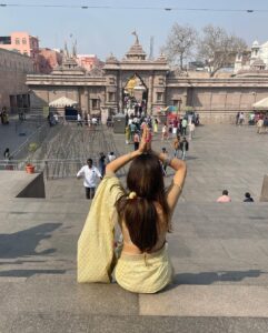 Vidisha Instagram - Maha Shivratri k pavitra avsar pe Kashi Vishwanath ka darshan 🙏 #harharmahadev #mahashivratri #bumbumbhole #jaibholenath
