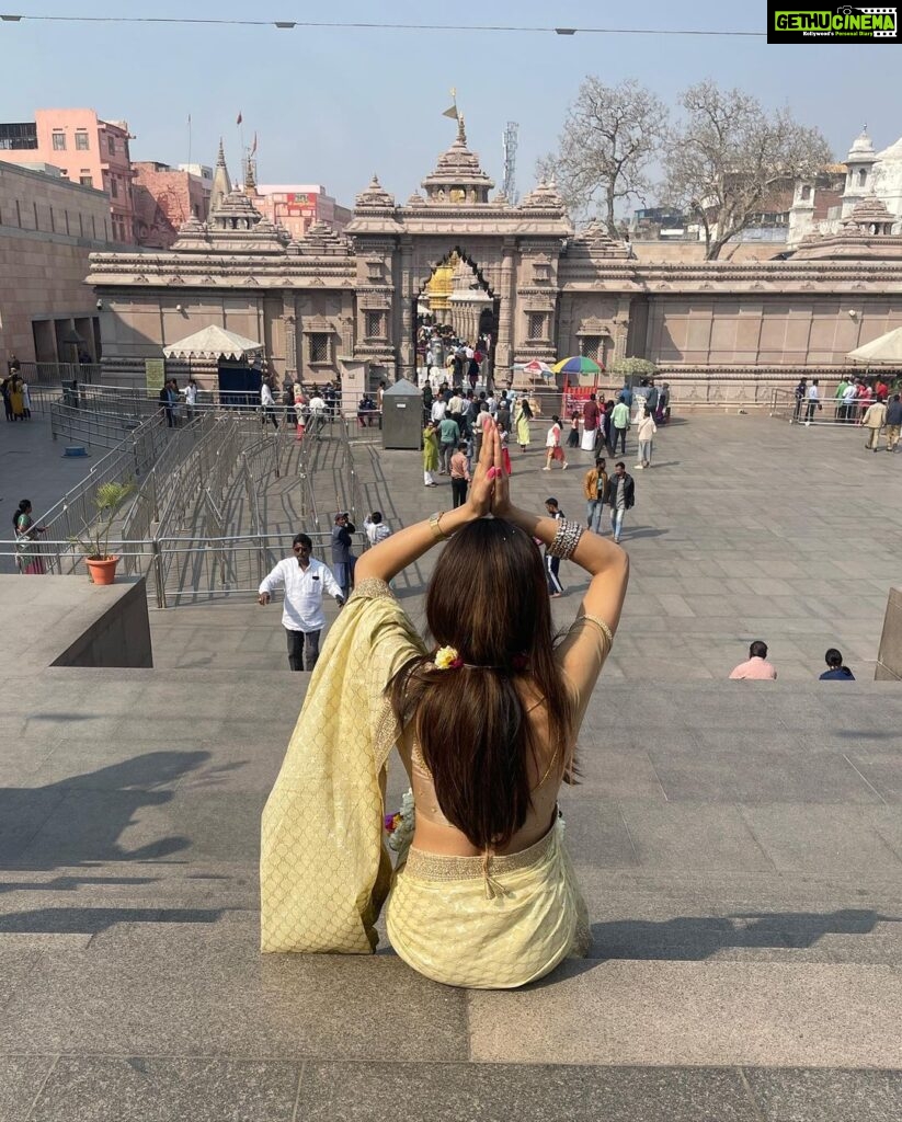 Vidisha Instagram - Maha Shivratri k pavitra avsar pe Kashi Vishwanath ka darshan 🙏 #harharmahadev #mahashivratri #bumbumbhole #jaibholenath श्री काशीविश्वनाथ ज्योर्तिलिंग मंदिर - Shri Kashi Vishwanath Jyotirlinga