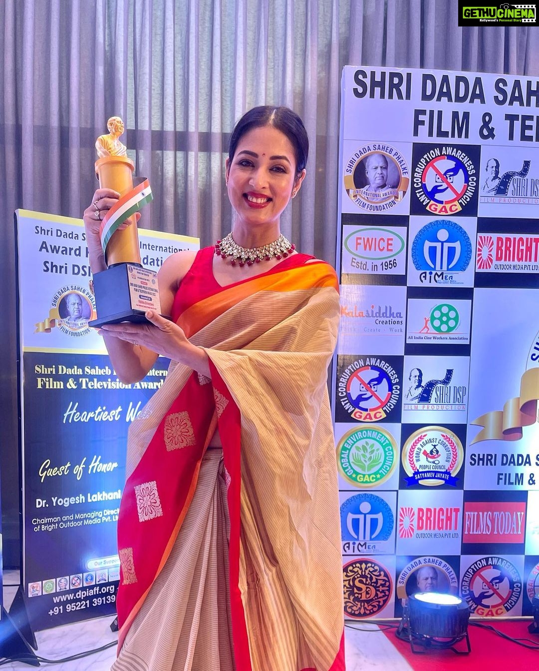 Vidisha Instagram - Humbly honoured and grateful for receiving this #dadasahabphalkeawards 🙏 . . . #blessed #grateful #believer #universe #award #vidisha #vidishasrivastava #anitabhabhi #bgph