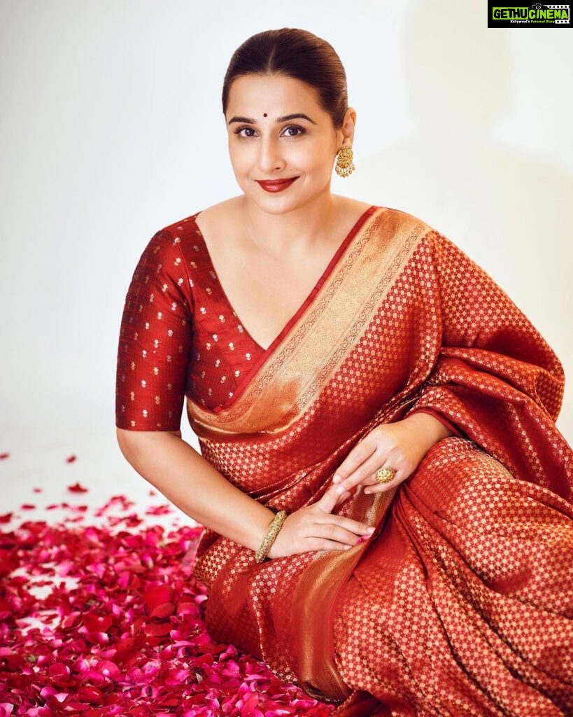 Vidya Balan Instagram - Happy Gudipadwa ❣️ Saree: @silkmarkindia