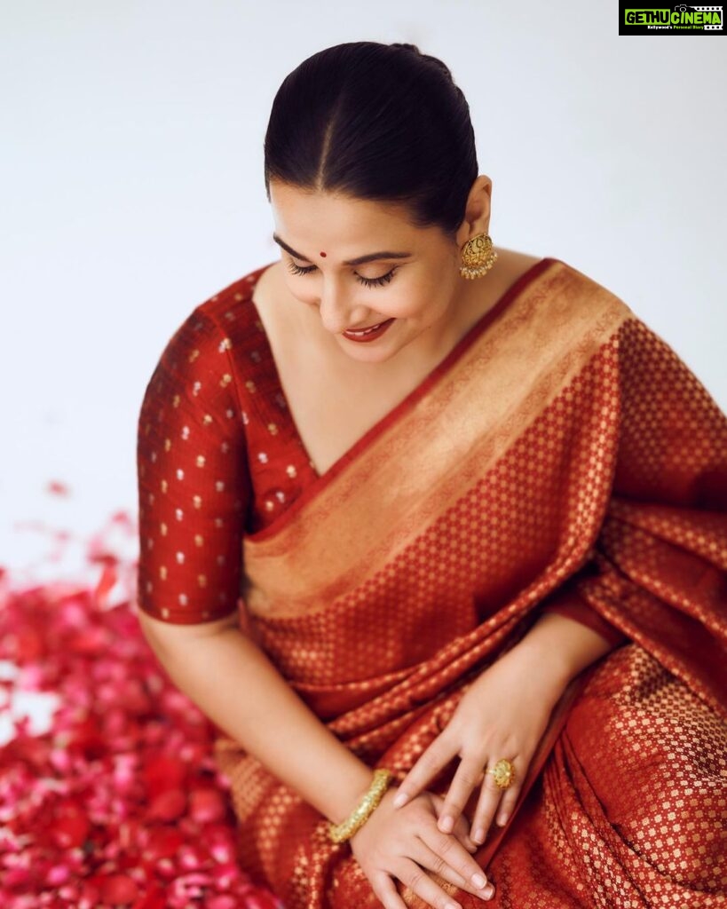 Vidya Balan Instagram - Happy Gudipadwa ❣️ Saree: @silkmarkindia