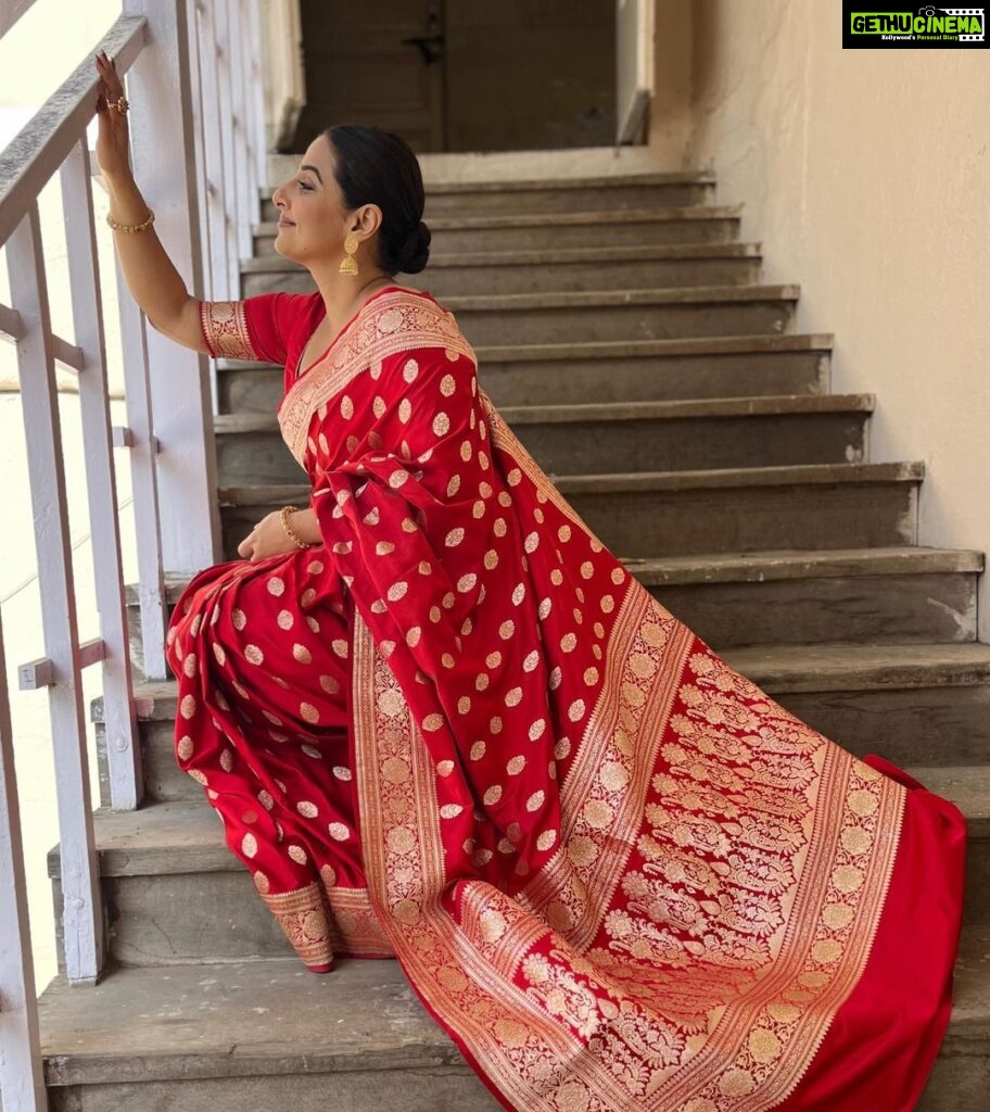 Vidya Balan Instagram - Sari, stairs ahead ❣🤪 Sari: @silkmarkindia