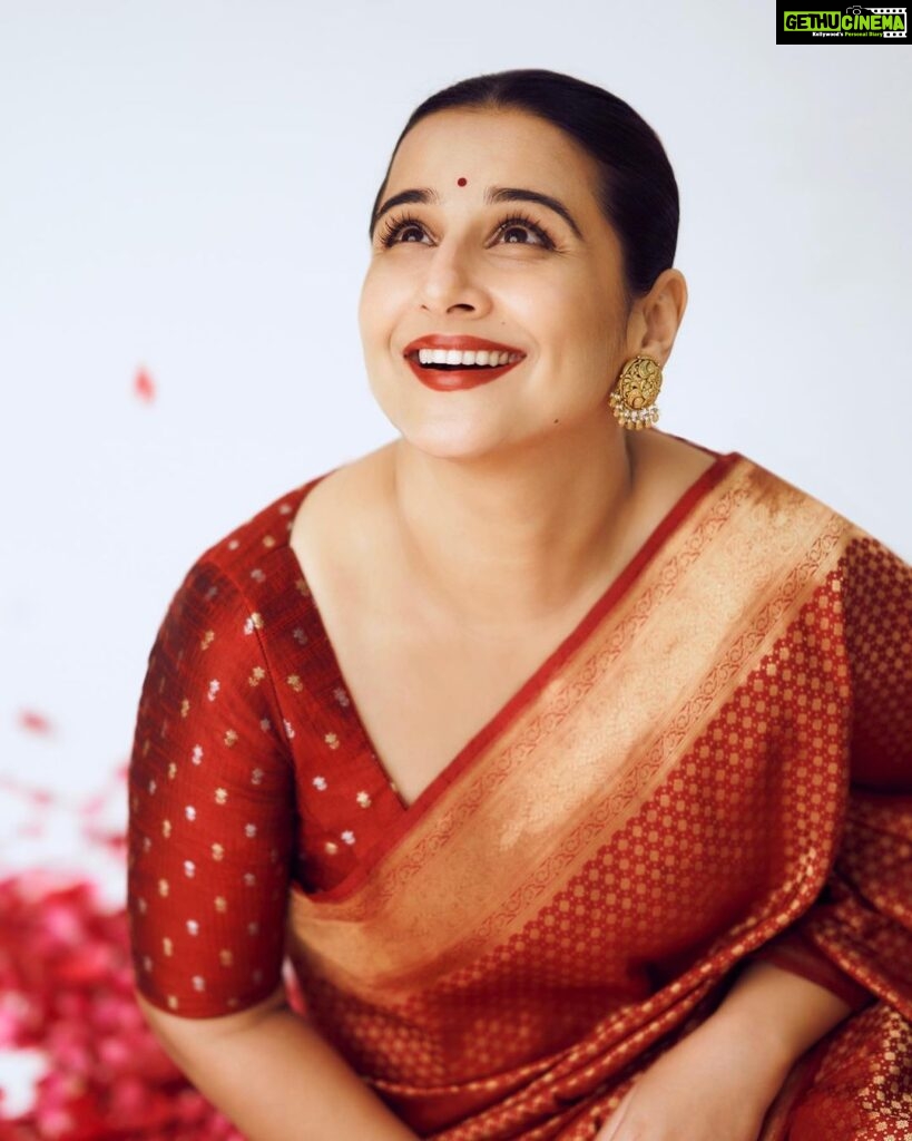 Vidya Balan Instagram - Happy Gudipadwa ❣ Saree: @silkmarkindia