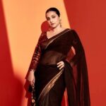 Vidya Balan Instagram – Camera, sari aur main 😘!

Saree – @jjv.kapurthala 
Bag – @vipulshahbags 
Hair – @bhosleshalaka 
Makeup – @harshjariwala158 
Styling – @who_wore_what_when 
Photography- @chandrahas_prabhu