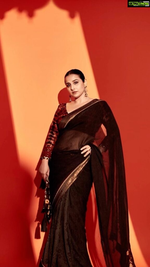 Vidya Balan Instagram - Camera, sari aur main 😘! Saree - @jjv.kapurthala Bag - @vipulshahbags Hair - @bhosleshalaka Makeup - @harshjariwala158 Styling - @who_wore_what_when Photography- @chandrahas_prabhu