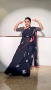 Vidya Balan Instagram - Did this chumma…arre not the chumma you think…In Tamil,chumma means ‘like that only’! 

Outfit: @vaayuclothing
