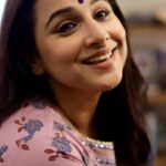 Vidya Balan Instagram - Singing along to one of my favouritest Bengali songs “Jao pakhi bolo” from #Antaheen @shreyaghoshal @radhikaofficial @rahulbose7 Outfit: @tara_c_tara Make-up: @harshjariwala158 Hair : @bhosleshalaka