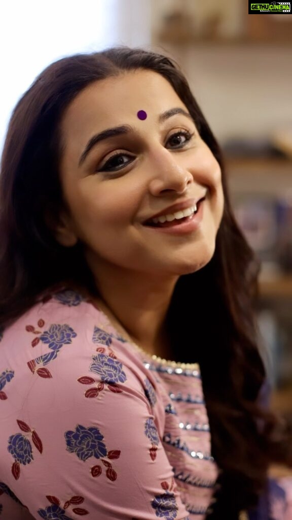 Vidya Balan Instagram - Singing along to one of my favouritest Bengali songs “Jao pakhi bolo” from #Antaheen @shreyaghoshal @radhikaofficial @rahulbose7 Outfit: @tara_c_tara Make-up: @harshjariwala158 Hair : @bhosleshalaka