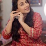 Vidya Balan Instagram - Bas paanch minute 💁🏻‍♀️ Outfit: @tara_c_tara