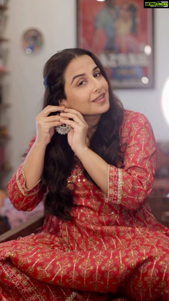 Vidya Balan Instagram - Bas paanch minute 💁🏻‍♀️ Outfit: @tara_c_tara