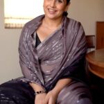 Vidya Balan Instagram - Sunday ko mera janamdin hai 🎂❣️Also #happy2023 ☀️💥☀️🧚‍♂️🤗♥️ Channeling my inner #Hansa courtesy #SupriyaPathak ❣️ Saree: @sawangandhiofficial