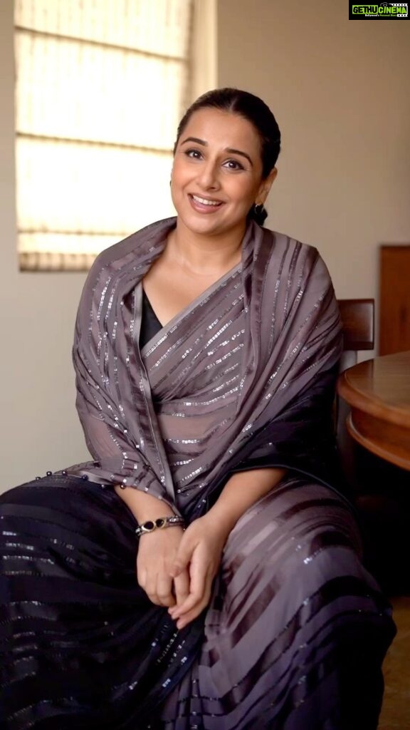 Vidya Balan Instagram - Sunday ko mera janamdin hai 🎂❣️Also #happy2023 ☀️💥☀️🧚‍♂️🤗♥️ Channeling my inner #Hansa courtesy #SupriyaPathak ❣️ Saree: @sawangandhiofficial